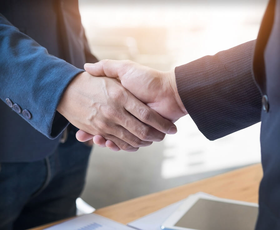 握手するビジネスマン