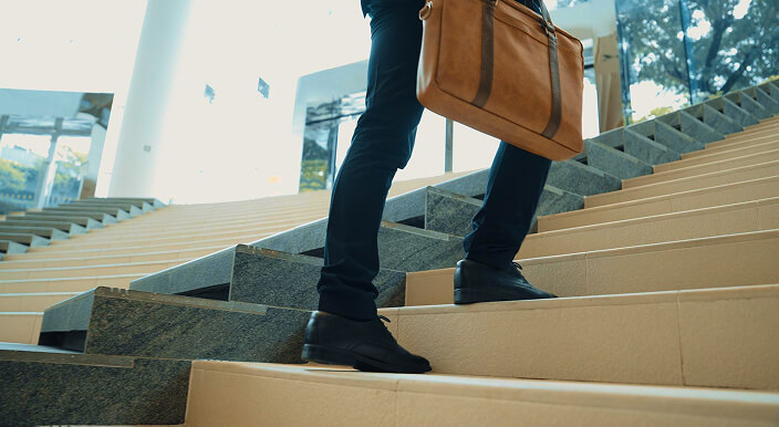 階段を登るビジネスマン