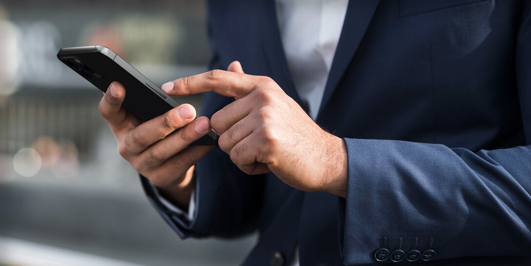 スマホを操作するビジネスマンの手