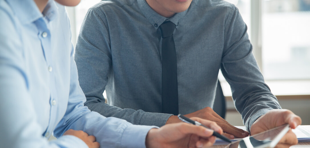コミュニケーションを取る男性