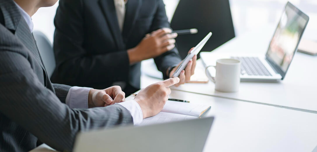 打ち合わせを行うビジネスマン