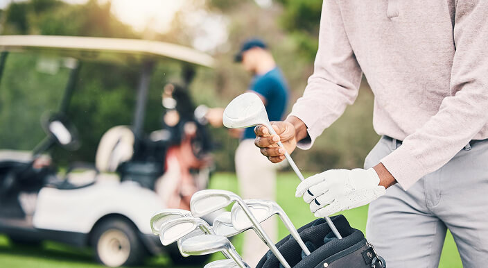 ゴルフバッグを持つキャディの手
