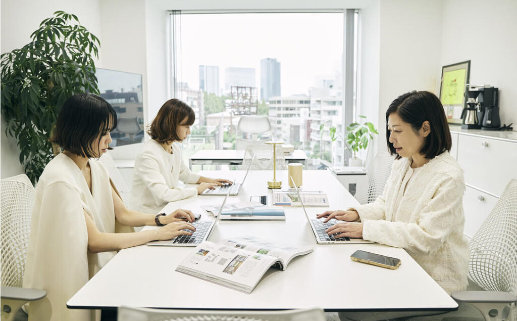 ミーティングを行う様子