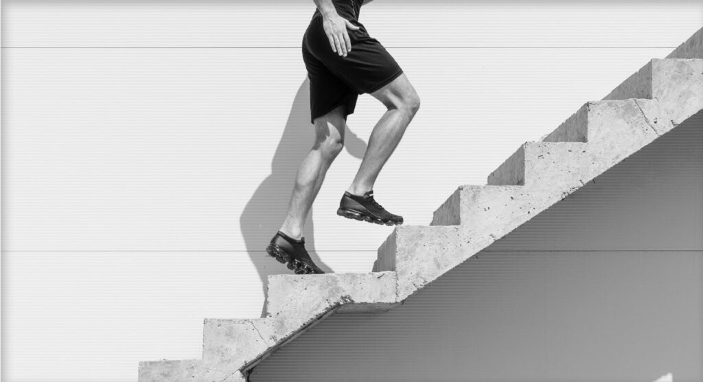 階段を駆け上がるアスリート