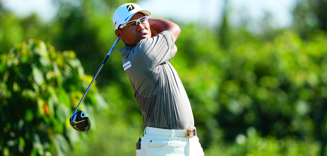 ティーショットを打つ宮里優作プロ