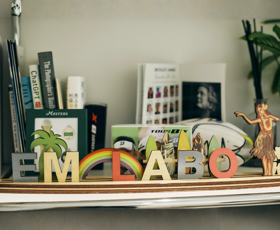 イーエムラボのロゴのモニュメント