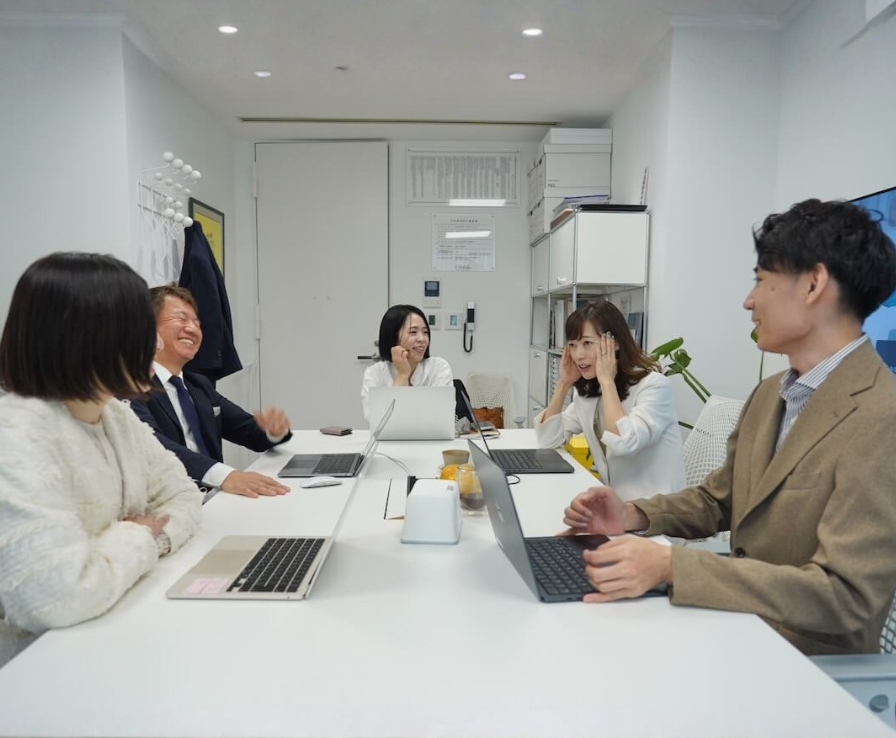 談笑するイーエムラボのチームメンバー